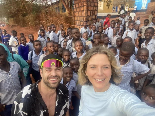 “Septiņos no rīta – mēs kopā ar vēl 100 Akageras ciema skolēniem pēc spontānā skrējiena pie skolas.”