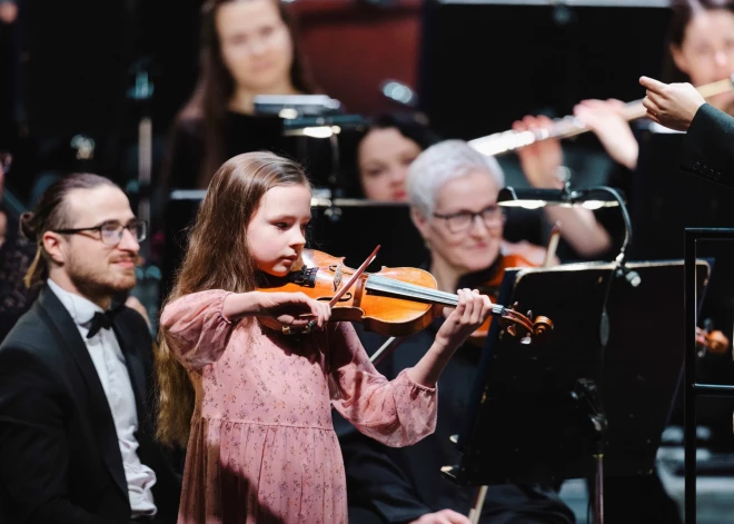 Režisoru Andra un Elzas Gauju meita Nora deviņu gadu vecumā uzstājas kopā ar Simfonisko orķestri