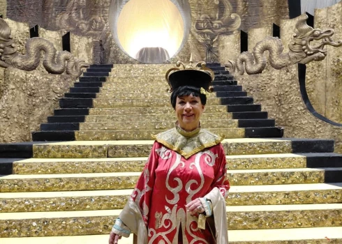 Finansistei un grāmatu autorei Ilzei Auzerei šis gads paliks atmiņā ar kādu īpašu notikumu - viņa debitēja Latvijas Nacionālajā operā, piedaloties Džakomo Pučīni operā "Turandota".