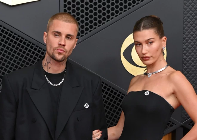 Atkal atraidīta! Džastins Bībers uz “Grammy” sarkanā paklāja sievai pasaka: “Neķeries man klāt”