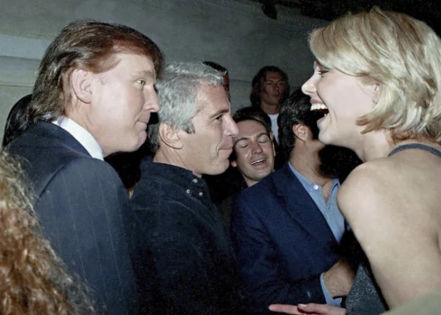 ASV prezidents Donalds Tramps pirmdien piedraudēja ar tiesvedību pret mūzikas balvas "Grammy" pasniegšanas ceremonijas vadītāju. 