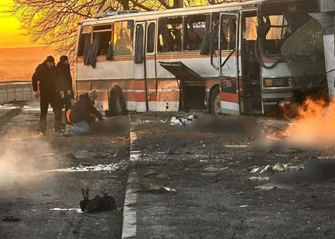 Krievu drona uzbrukumā ogļraču dienesta autobusam Dnipropetrovskas apgabalā 1. februārī tika nogalināti vismaz 15 cilvēki.