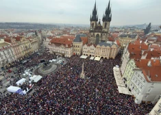 "Nepalikt vienaldzīgiem pret republikas iznīcināšanu": Desmitiem tūkstošu cilvēku Prāgā piedalās mītiņā, lai atbalstītu prezidentu