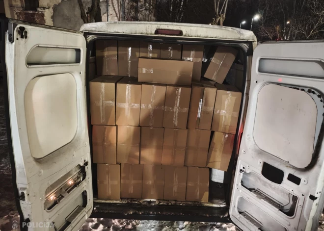  Vērienīga operācija Dārziņos: policija konfiscē pusotru miljonu nelegālo cigarešu; aiztur trīs vīriešus