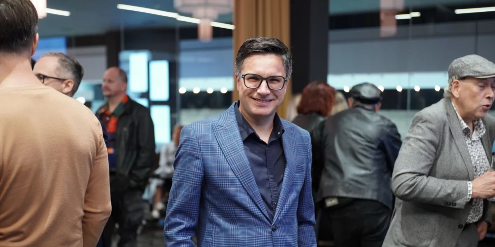 Šis gads Andrim Ērglim iesācies muzikāli bagātiem notikumiem. Gatavojoties koncertam Ulbrokā, mākslinieks aktīvi piedalās dažādās koncertprogrammās, uzstājas ar savām solo programmām un šobrīd aktīvi strādā kā TV3 raidījuma “Koru kari” Liepājas kora vadītājs.