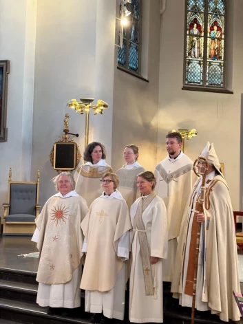 Новый пастор лютеранской церкви Швеции Анна Галвиня (во втором ряду — первая слева) и епископ Лулео Аса Нюстрем (справа).