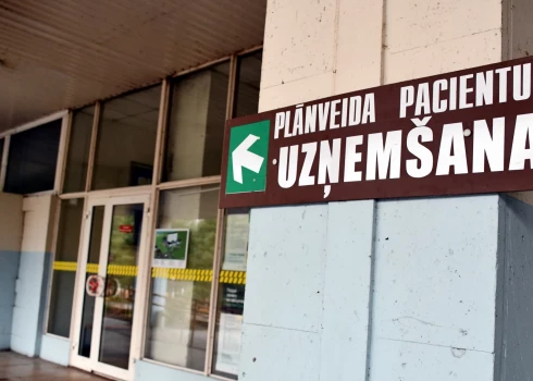 Uzraksts pie Daugavpils Reģionālās slimnīcas.
