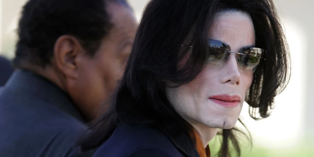 Popmūzikas karalis Maikls Džeksons tiesas laikā 2005. gadā.