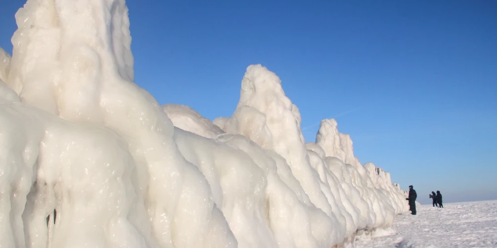 Серия сильных морозов на побережье Рижского залива превратила прибрежные валуны и волнорезы на пляже в Энгуре в необычные ледяные формы.