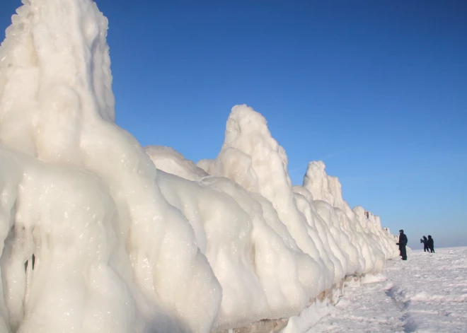 Серия сильных морозов на побережье Рижского залива превратила прибрежные валуны и волнорезы на пляже в Энгуре в необычные ледяные формы.