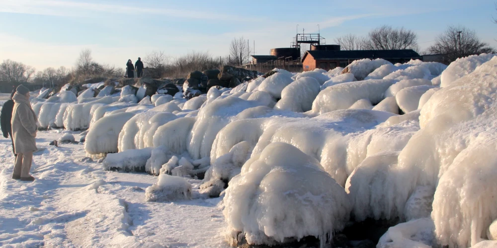 Серия сильных морозов на побережье Рижского залива превратила прибрежные валуны и волнорезы на пляже в Энгуре в необычные ледяные формы.