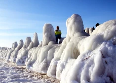 ФОТО: в Энгуре из-за сильных морозов выросли ледяные глыбы у воды - посмотреть на них приезжают семьями