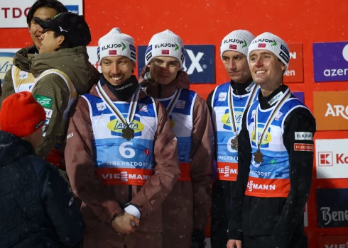 Norvēģijas tramplīnlēcēji (tuvplānā) palikuši bez vērtīga inventāra.