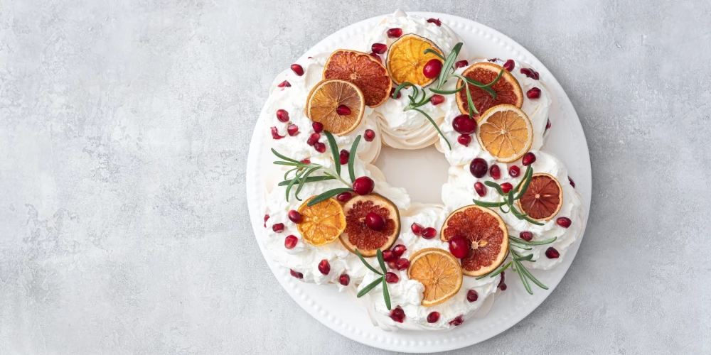 Pavlovas ar apelsīniem un dzērvenēm