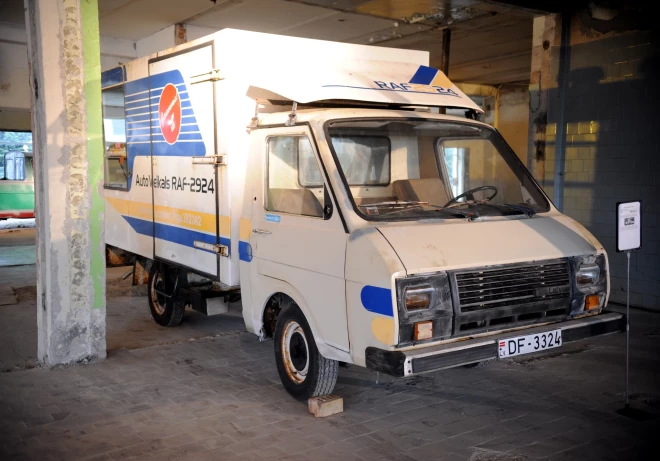 Старая модель микроавтобуса RAF в экспозиции фестиваля RAF vintage на территории индустриального парка NP Jelgavas biznesa parks, где раньше располагалась легендарная Рижская автобусная фабрика.