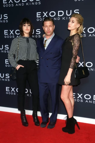 Aktiera Aleka Boldvina brālis Stīvens Boldvins ar meitām Alaiju (pa kreisi) un Heiliju 2014. gadā.