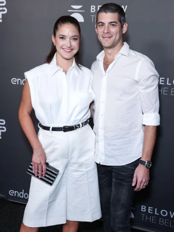 Alaija astoņus gadus ir precējusies ar Andreju Aronovu un viņiem ir piecus gadus veca meita Airisa.