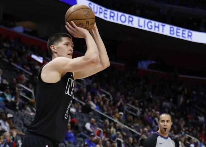 Kuriozs NBA spēlē: "Nets" zvaigzne pamanās iemest bumbu savā grozā