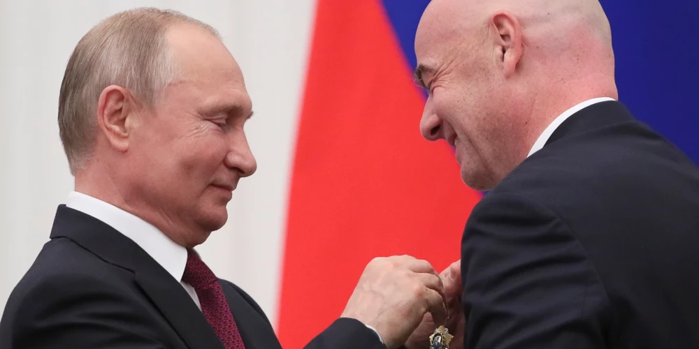 Krievijas diktators Vladimirs Putins pasniedz FIFA prezidentam Džanni Infantino Draudzības ordeni