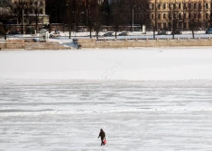 Paziņots, kur Rīgā drīkst atrasties uz ledus, Daugavas šķērsotāji paši atbildīgi par risku