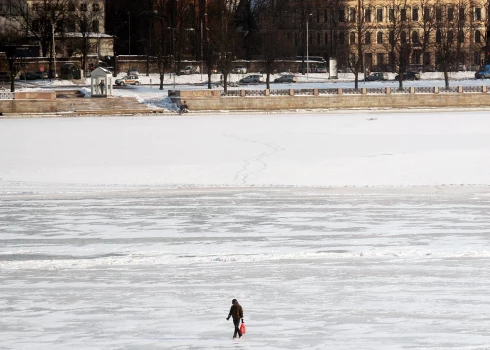 Spelgonī ļaudis mēdz šķērsot Daugavu pa ledu