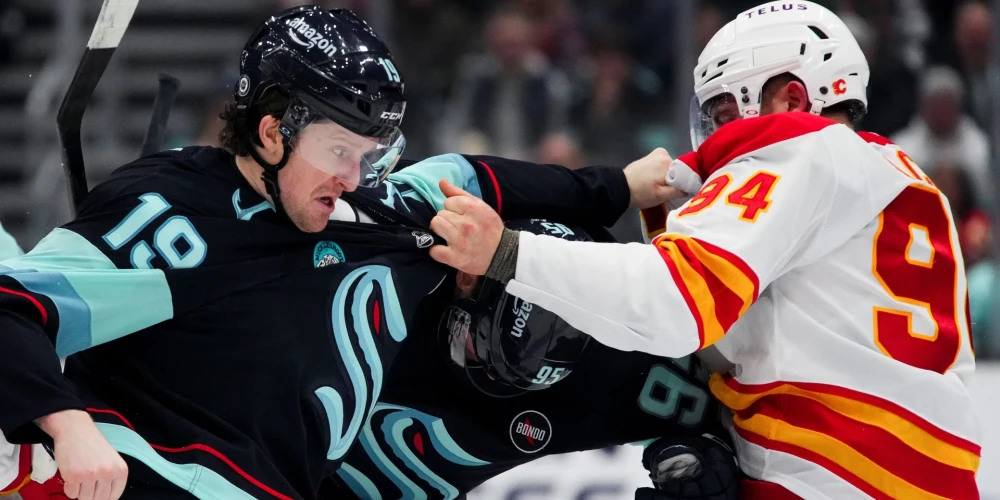 Džareds Makens (pa kreisi) sarūgtina ne tikai pretinieku vārtsargus, bet arī iekausta spēlētājus (foto: Scanpix / AP)