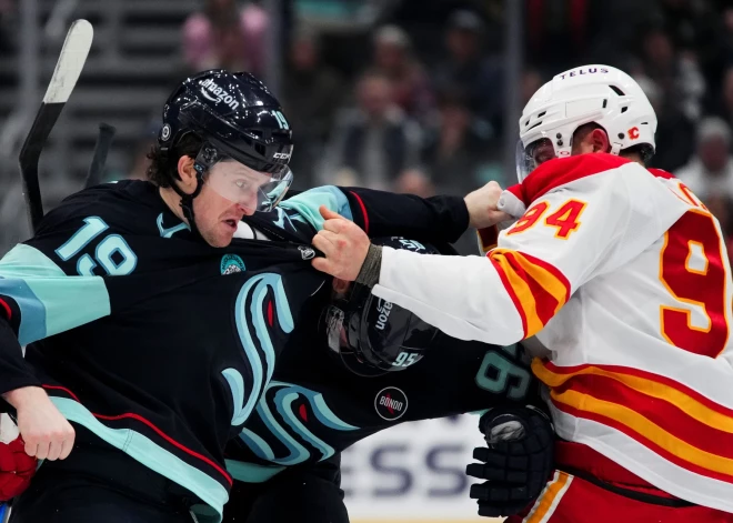 Sietlas "Kraken" uzbrucējs Džareds Makens atzīts par NHL nedēļas pirmo zvaigzni, viņam seko Girgensona un Ābola kolēģi