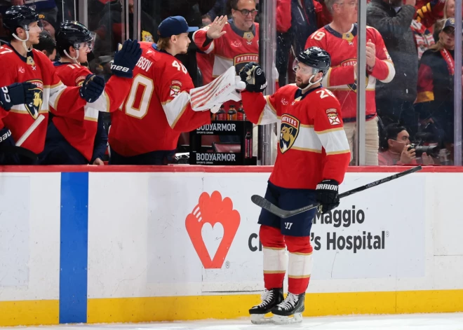 Balinskis un Vilmanis gūst vārtus, tomēr “Panthers” zaudē “Sabres” 