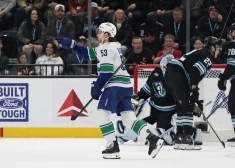 Bļugers gūst vārtus "Canucks" zaudējumā "Mammoth" hokejistiem