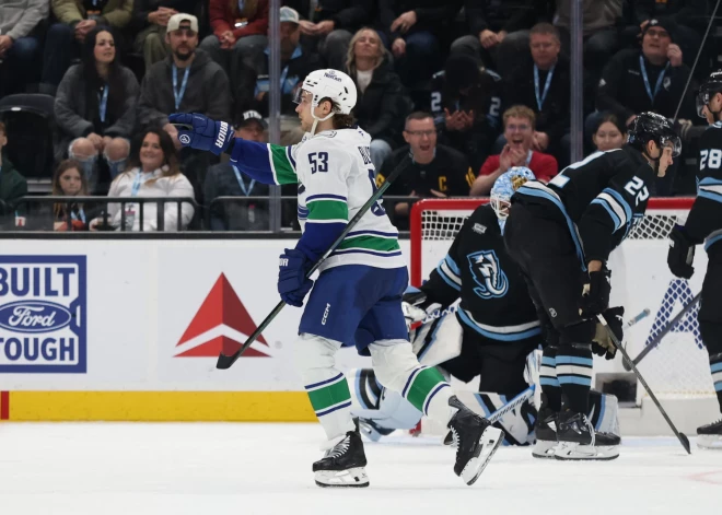 Bļugers piedalās visos "Canucks" gūtajos vārtos, Šilovs kļūst par spēles trešo zvaigzni strīdīgā neveiksmē