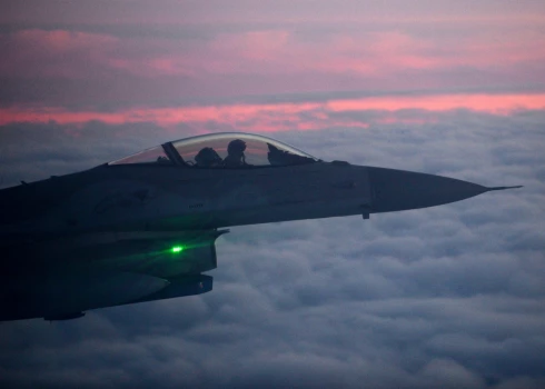 Polija pacēlusi gaisā kara aviāciju.