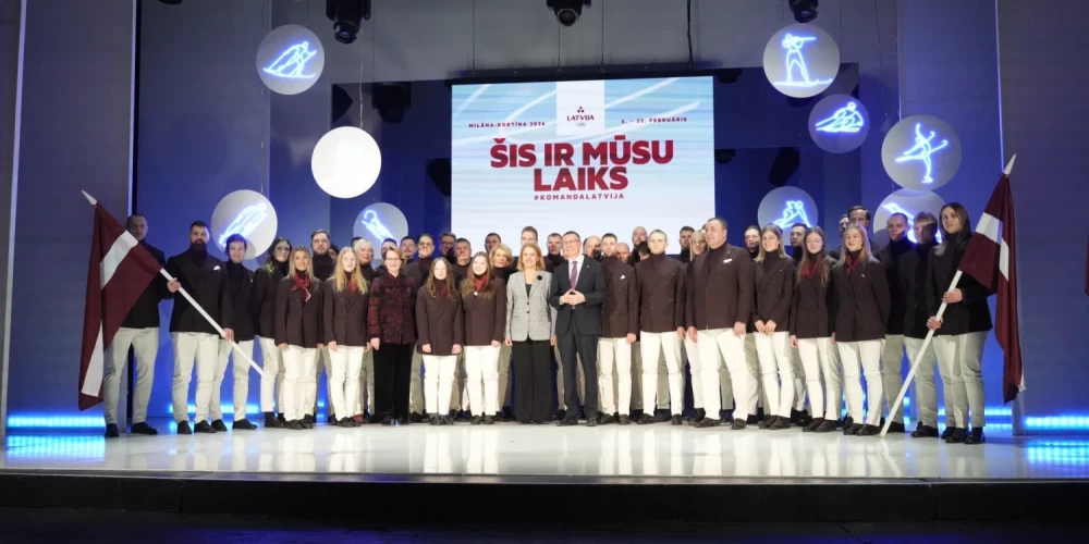 Latvijas delegācijas kopbilde karognesēju nosaukšanas pasākumā.