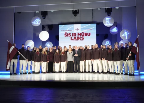 Latvijas delegācijas kopbilde karognesēju nosaukšanas pasākumā.