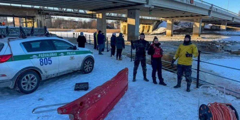 Rīgas pašvaldības policisti Buļļupē paplašina atklātā ūdens zonu putnu glābšanai.