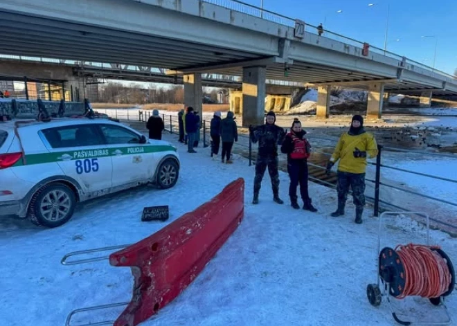 Rīgas pašvaldības policisti steidz palīgā putniem Buļļupē — bargā sala dēļ tie bija palikuši bez ūdens