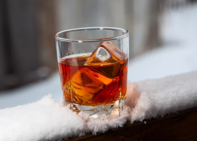 Kāpēc aukstā laikā alkoholu lietot ir vēl bīstamāk