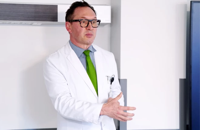 Paula Stradiņa klīniskās universitātes slimnīcas Zinātniskā institūta vadītājs, likuma darba grupas loceklis, Latvijas Zinātņu akadēmijas akadēmiķis Dainis Krieviņš: “Tas, ka universitāšu slimnīcas ir pielīdzinātas kapitālsabiedrībām, ir nepieņemami.”