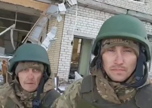 Šiem krievu iebrucējiem tika pavēlēts nofilmēt nelielu video ar Krievijas karogu ciemata centrā, bet viņi tika sagūstīti.