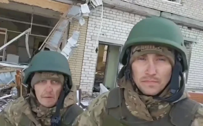 Šiem krievu iebrucējiem tika pavēlēts nofilmēt nelielu video ar Krievijas karogu ciemata centrā, bet viņi tika sagūstīti.