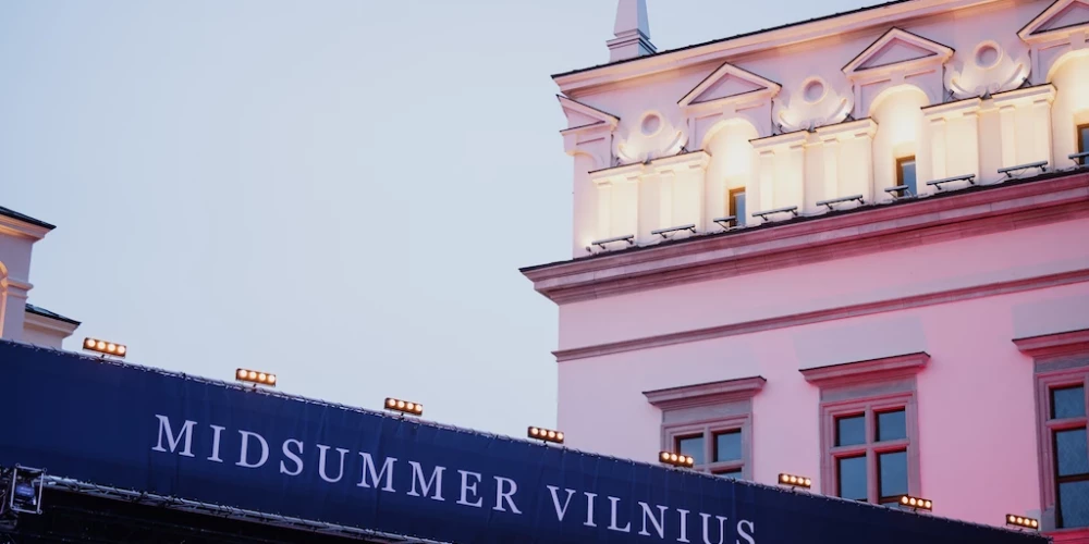 Festivālu "Midsummer Vilnius" organizē "Baleto teatras", kuru vada Petreiķis un kas 2018. gadā divos pārskaitījumos saņēma 28 000 ASV dolāru no Epstīna fonda, liecina pagājušajā nedēļā publicētie dokumenti.