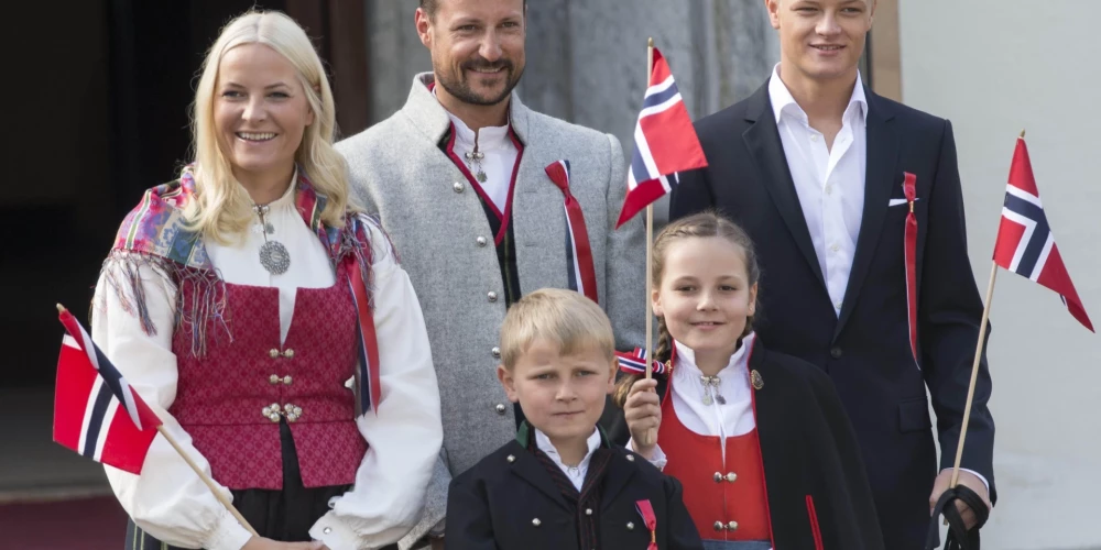 Norvēģijas karaliskā ģimene un Mariuss Borgs (no labās) 2014. gadā. 