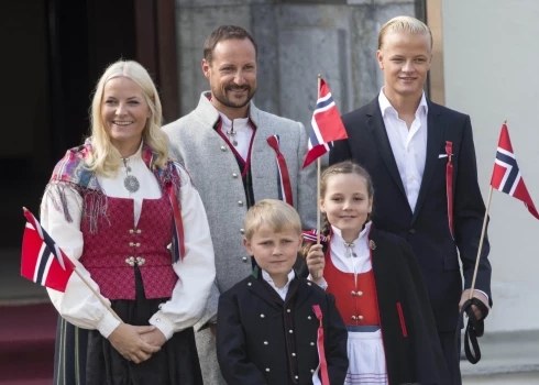 Norvēģijas karaliskā ģimene un Mariuss Borgs (no labās) 2014. gadā. 