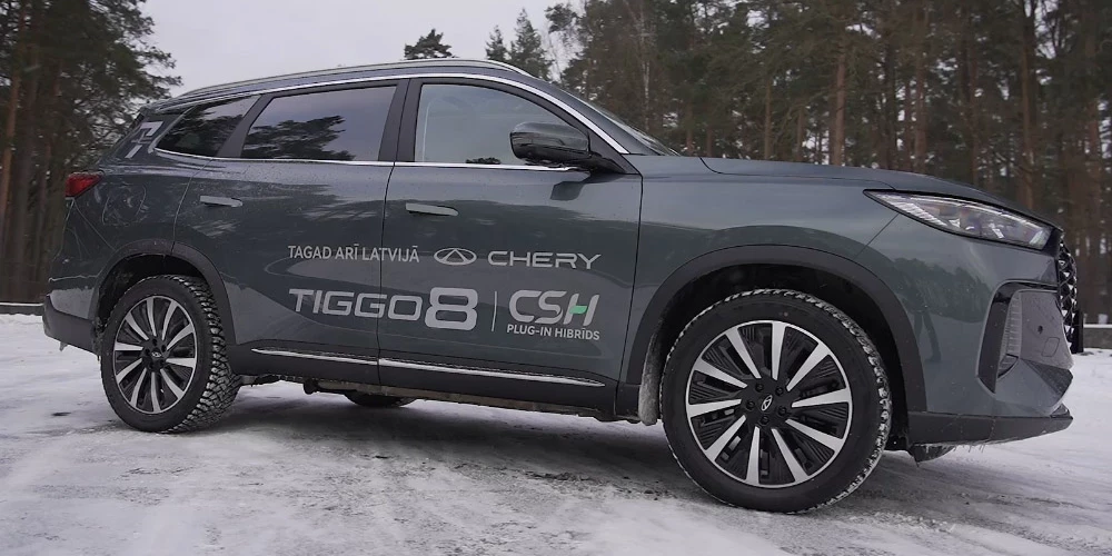 "Chery" krosovers "Tiggo 8" radīts cilvēkiem kam patīk, ka automašīna visu dara viegli. 