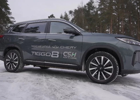 "Chery" krosovers "Tiggo 8" radīts cilvēkiem kam patīk, ka automašīna visu dara viegli. 