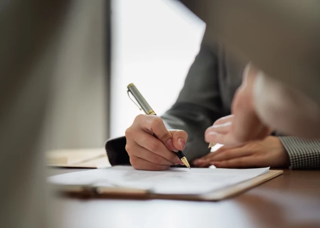 Arodbiedrība aicina saglabāt 100% virsstundu piemaksu un nepieļaut “ietaupīšanu uz darbinieku rēķina”