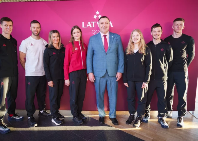 Pirms olimpiskā starta pavadīti Latvijas distanču slēpotāji.