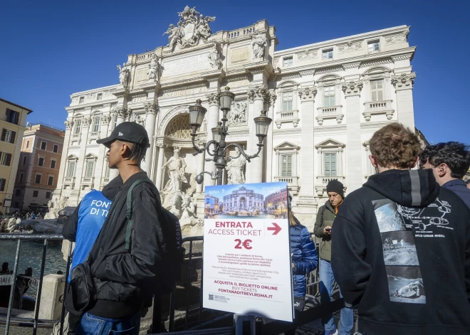 Lai vēlēšanās piepildītos, nāksies maksāt – pie Trevi strūklakas vairs nevar piekļūt kā agrāk