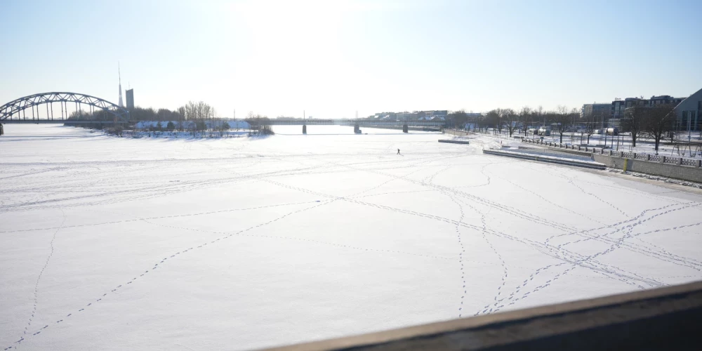 Cilvēki uz Daugavas ledus.