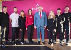 FOTO: Latvijas distanču slēpotāji dodas ceļā uz Milānas un Kortīnas olimpiskajām spēlēm