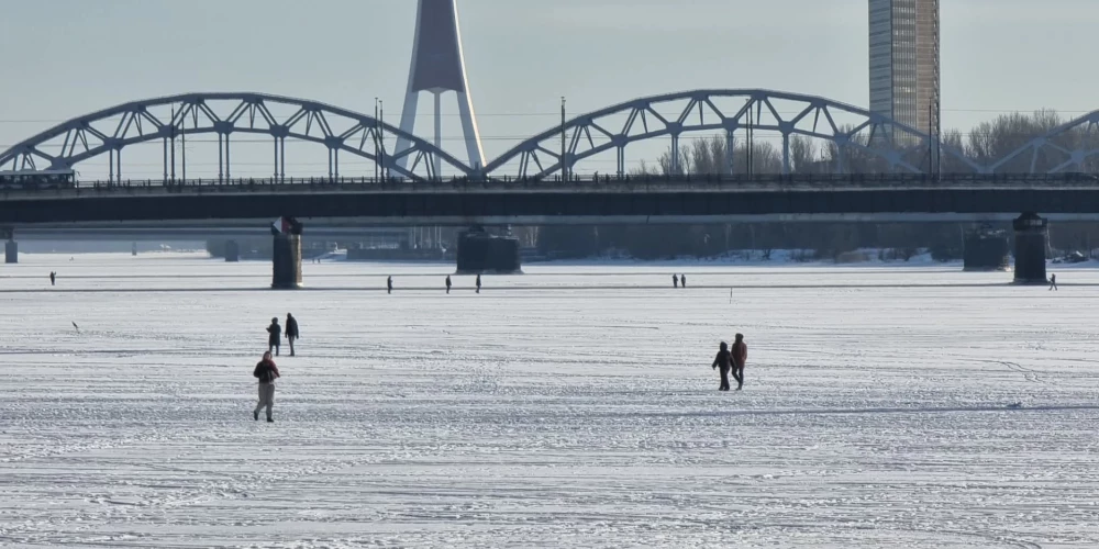 Rīdzinieki uz aizsalušās Daugavas.